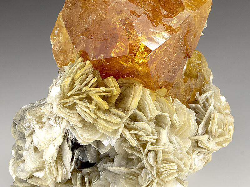 Scheelite Tungsten Ore